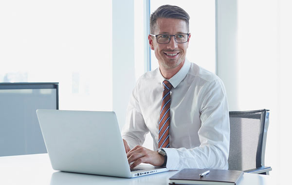 De nos jours, nous passons de plus en plus de temps devant les écrans d’ordinateur, au bureau comme à la maison. Bien que cette nouvelle réalité affecte nos yeux, il existe des moyens pour atténuer l’impact.